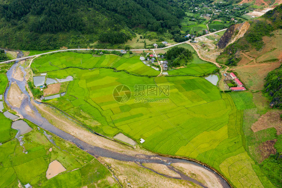 夏季Fansipan山区谷的空中景象有稻田梯农村地区的绿色田旅行和假期概念越南萨帕自然景观图片