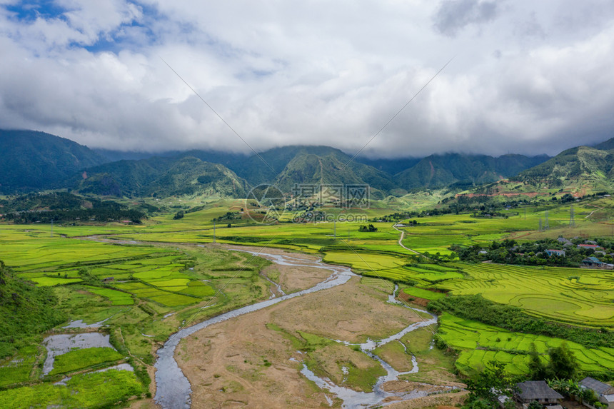 夏季Fansipan山区谷的空中景象有稻田梯农村地区的绿色田旅行和假期概念越南萨帕自然景观图片