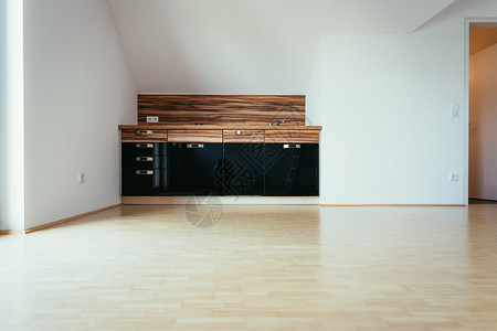 舒适的公寓有小厨房明阳光的房间图片