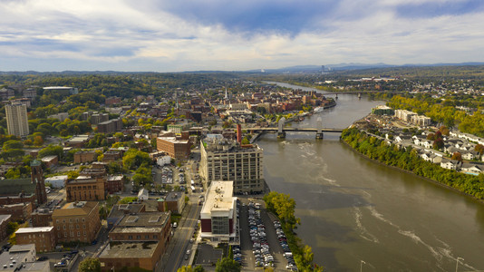 Tugbobo和DowntownTroyNY位于Rensselaer县沿哈德逊河岸图片