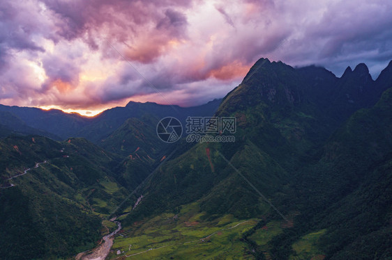 Fansipan山的空中最顶层景象有稻田梯农村或地区的绿田亚洲日落时的山谷越南萨帕图片