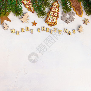 圣诞快乐写着木纸饼干圣诞装饰平铺图片