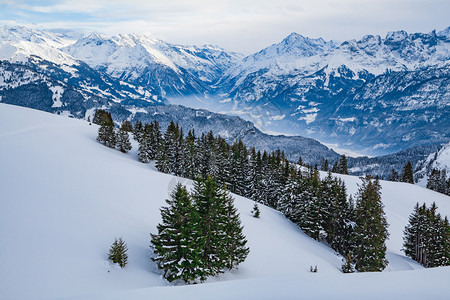 美丽的山岳和寒冬天空图片