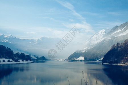 阿尔卑斯山脉美丽白色冬天的全景图片