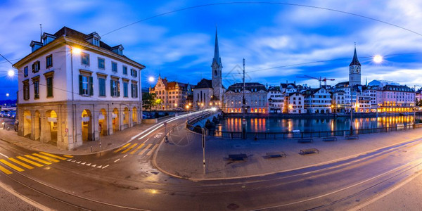 著名的Fraumunster和StPeter教堂位于瑞士最大城市苏黎世旧的Limmat河堤岸清晨蓝色时段瑞士最大城市苏黎世图片