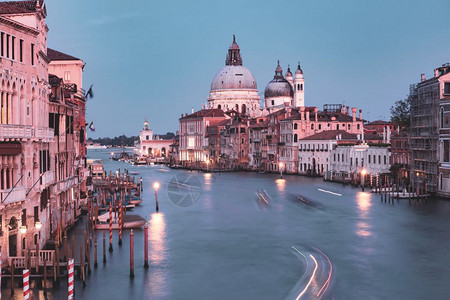 大运河和圣玛利亚马大运河或意利威尼斯日落时的圣玛丽亚德拉萨鲁特圣玛丽亚德拉萨鲁特圣玛丽亚德拉萨鲁特威尼斯圣玛丽亚德拉萨鲁特图片