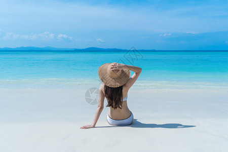 夏天在普吉海滩附近的松绿中放和享受期间在泰国的自然海洋或岛屿中午外出度假图片