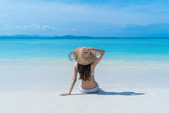 夏天在普吉海滩附近的松绿中放和享受期间在泰国的自然海洋或岛屿中午外出度假图片