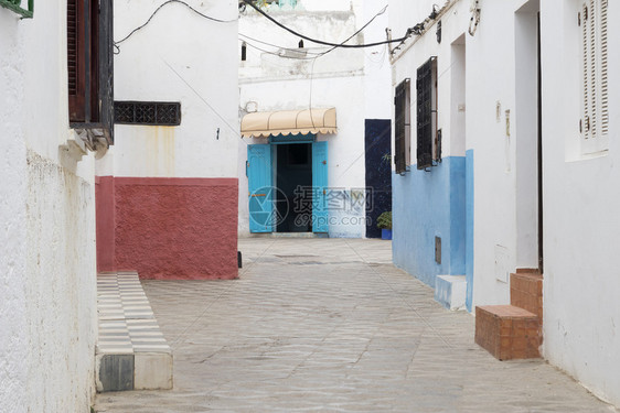 摩洛哥阿西拉梅迪纳市内狭小的老街道图片