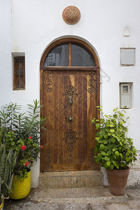在摩洛哥Asilah旧木制装饰门图片