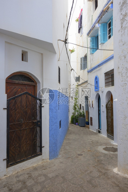 摩洛哥Assilah梅迪纳市内狭小的老街道图片