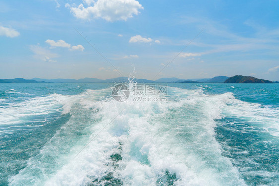 泰国安达曼海AndamanOcean旅游景点与蓝云天空图片