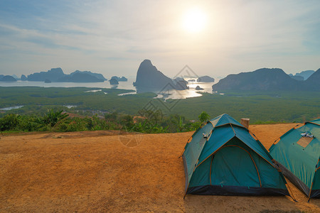 在SametNangsheViewpoint的帐篷或营地日落时与Andaman海在PhangNgaBay泰国夏季旅游景点行和度假图片