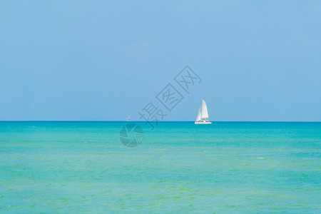 泰国安达曼海AndamanOcean旅游景点与蓝云天空图片