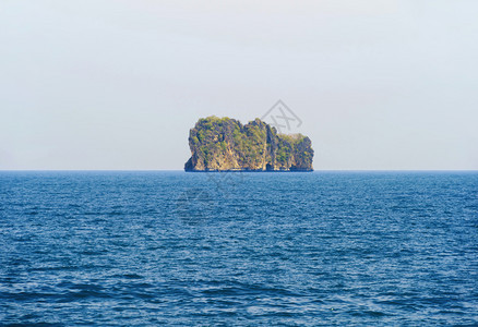 泰国安达曼海AndamanOcean旅游景点与蓝云天空图片