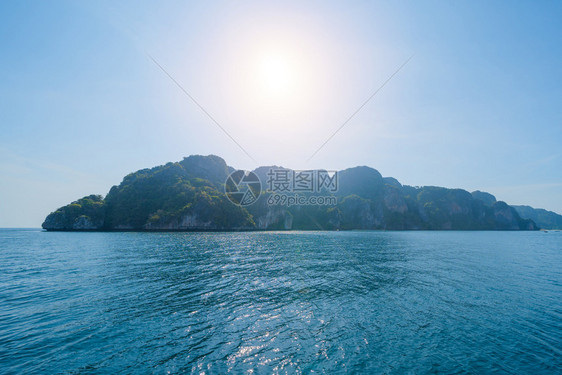 泰国安达曼海AndamanOcean旅游景点与蓝云天空图片