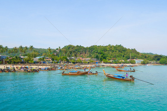 泰国安达曼海AndamanOcean旅游景点与蓝云天空图片