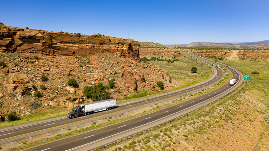西南沙漠沿高速公路行驶图片
