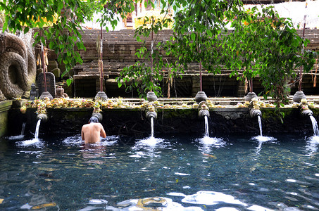在巴厘PuraTirtaEmpul寺圣泉水祈祷图片