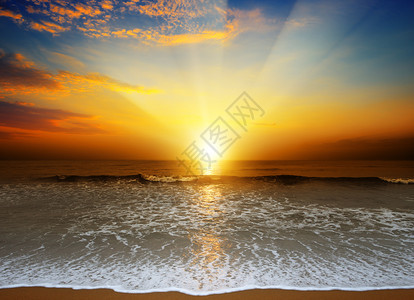 海浪和沙子之上的日落令人惊叹图片