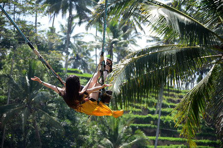 在印度尼西亚巴厘岛丛林雨中摇摆的年轻妇女图片