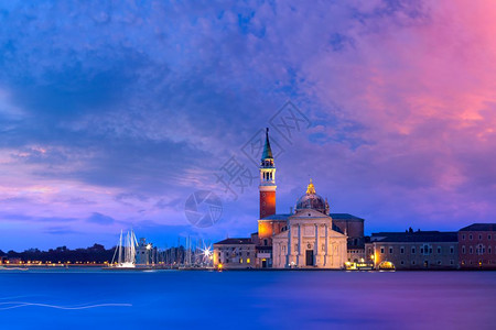 圣乔治马吉奥雷岛和圣乔治马吉奥雷教堂在意大利威尼斯日出时穿过水面在意大利威尼斯圣乔治迪马吉奥雷在日出时意大利威尼斯圣乔治迪马吉奥图片