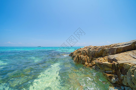 PhiPhi玛雅海滩有蓝色松黄的海水普吉岛暑假旅行夏季泰国安达曼海洋蓝色云层旅游景点图片