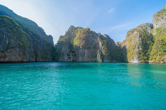 PhiPhi玛雅海滩有蓝色松黄的海水普吉岛暑假旅行夏季泰国安达曼海洋蓝色云层旅游景点图片