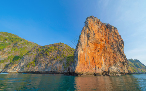 PhiPhi玛雅海滩有蓝色松黄的海水普吉岛暑假旅行夏季泰国安达曼海洋蓝色云层旅游景点图片