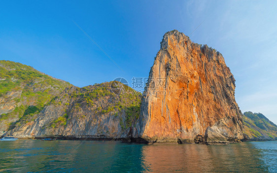 PhiPhi玛雅海滩有蓝色松黄的海水普吉岛暑假旅行夏季泰国安达曼海洋蓝色云层旅游景点图片