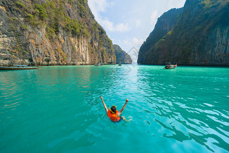 一名亚洲男子在Krabi旅游潜水泳或有蓝色绿的海水在暑假旅行期间在普吉岛夏季旅行度假泰国安达曼海洋生活方式图片