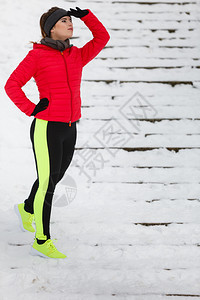 穿着温暖运动服的妇女冬季在户外跑步穿着运动服的妇女冬季运动图片