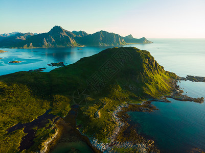 Vestvagoy岛海岸Uttakleiv地点海景与风岩石般的海岸线和高山Lofotten群岛北挪威欧洲Vestvagoy岛的海图片