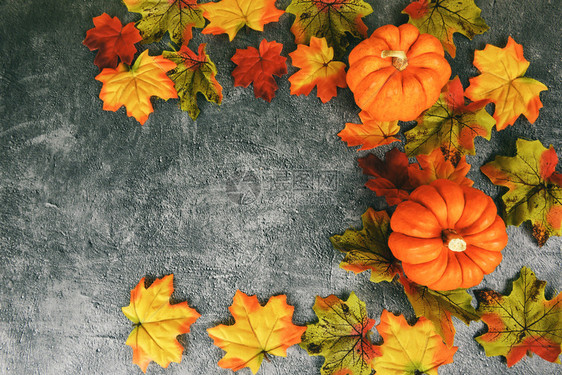 感恩节背景秋叶装饰在黑板秋桌布置和南瓜节图片
