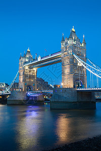 晚上在伦敦的塔桥图片