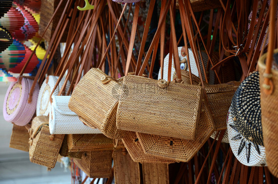 印度尼西亚巴厘岛传统手工制作的大鼠编织肩袋图片