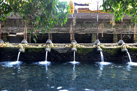 在PuraTirtaEmpul寺圣泉水祈祷图片
