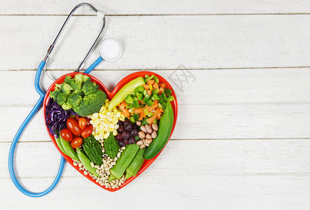 新鲜沙拉水果和绿色蔬菜混合各种豆类果子红心盘上的果子用于健康食品素烹饪图片