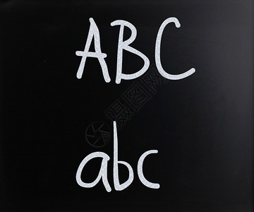 ABC用黑板上的白粉笔手写图片