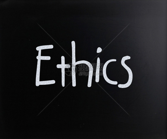 道德这个词用黑板上的白粉笔手写图片