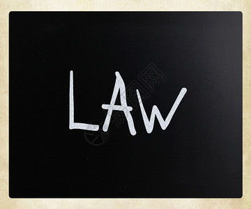 Law这个词用黑板上的白粉笔手写图片