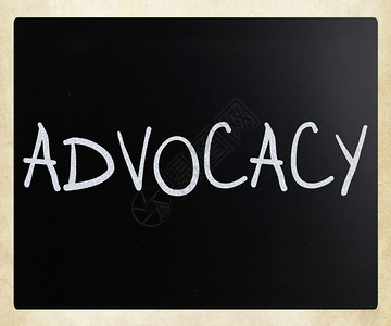 Aadvocacy黑板上白粉笔手写的单词背景图片
