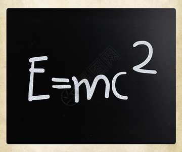 Emc2用黑板上的白粉笔写手图片