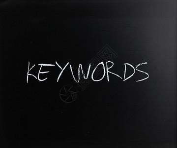 关键词用黑板上的白粉笔手写图片