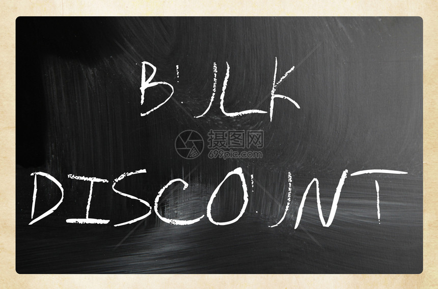 在黑板上用白粉笔手写文字