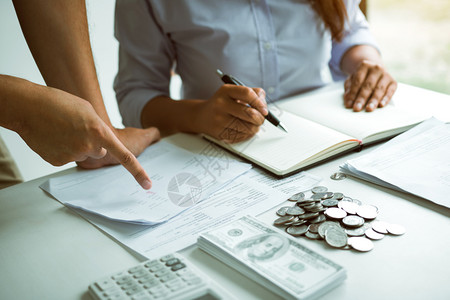 两对亚裔夫妇和男女共同分析存款账户和每日收入来源中的开支或资金同时分析储蓄经济概念图片