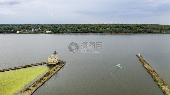 准备清理位于纽约金斯顿朗杜特灯塔的哈德逊河码头图片