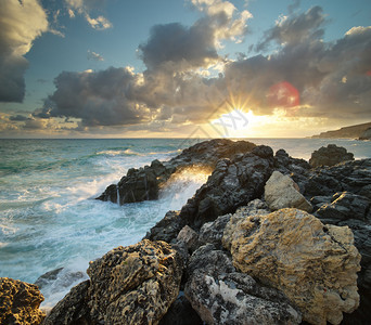 海浪在边的岩石上喷溅自然的构成图片