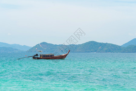 在PhiPhi玛雅海滩有蓝色绿宝石海水普吉岛夏季在Phuket岛游假旅行泰国安达曼海蓝色天空的旅游景点自然观图片