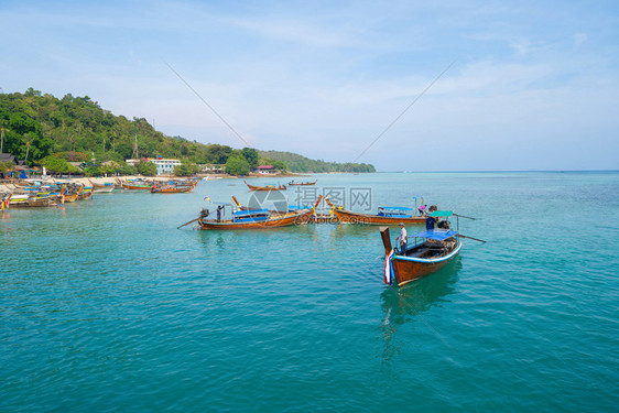 在PhiPhi玛雅海滩有蓝色绿宝石海水普吉岛夏季在Phuket岛游假旅行泰国安达曼海蓝色天空的旅游景点自然观图片